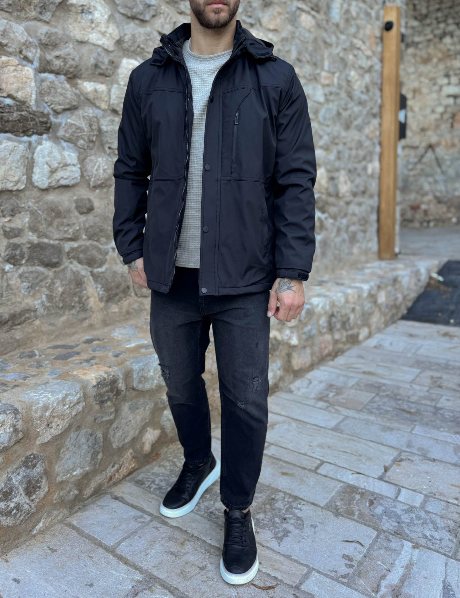 Ανδρικό μαύρο μπουφάν με κουκούλα και τσέπες D3113 φωτογραφία